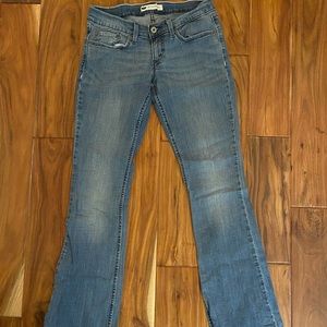 Super low boot cut Levis 524
